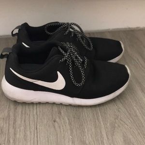 Black and White Nike Rosche